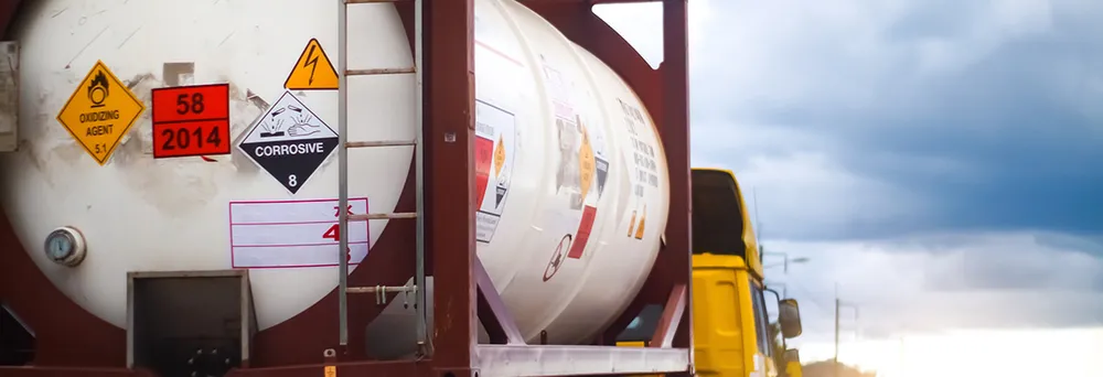 LKW mit Gefahrenstoffetiketten LKW mit Gefahrenstoffetiketten