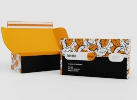 bedruckter Karton mit Klebestreifen