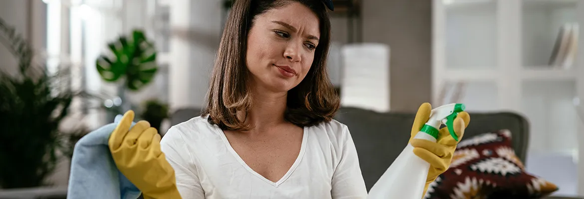 Frau mit Reinigungsutensilien