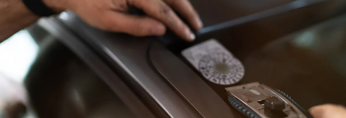 Etikett wird entfernt von einer Oberfläche