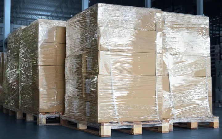 Versandkartons auf Paletten gestapelt versandbereit Versandkartons auf Paletten gestapelt versandbereit