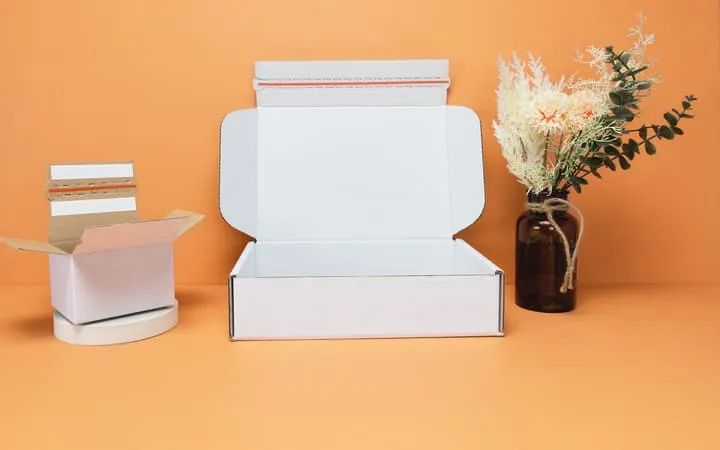 Verschiedene Versandkartons mit Klebestreifen Verschiedene Versandkartons mit Klebestreifen