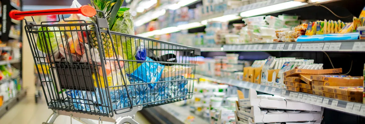 Supermarkt Regal und Einkaufswagen