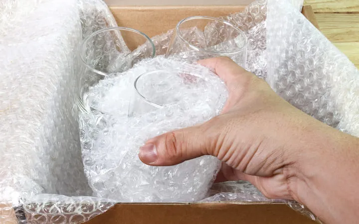 Weinglaeser in Luftpolsterfolie verpackt