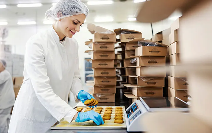 Kartonagen werden befüllt in Lagerhalle  Kartonagen werden befüllt in Lagerhalle