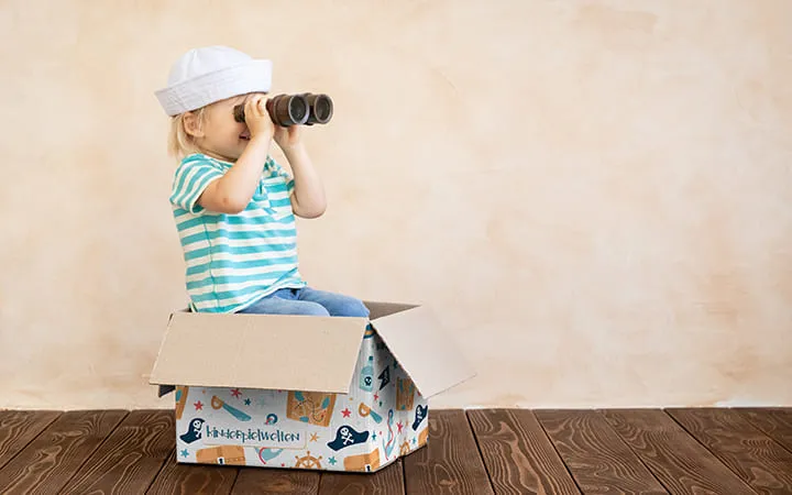 Kind spielt im Karton Kind spielt im Karton