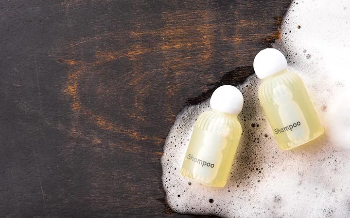 Folienetiketten auf Shampoo Flasche Folienetiketten auf Shampoo Flasche