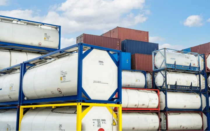 Tank Container aufeinandergestapelt