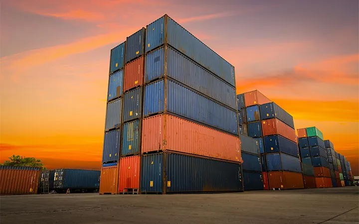 Container aufeinander gestapelt  Container aufeinander gestapelt