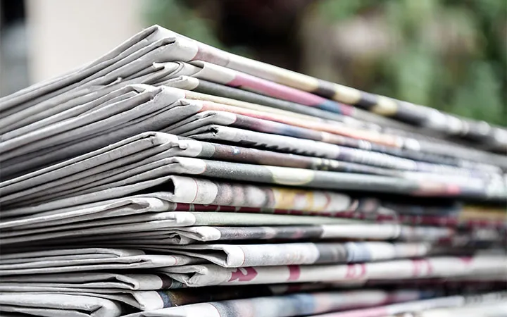 Zeitungspapier aufeinander gestapelt Zeitungspapier aufeinander gestapelt