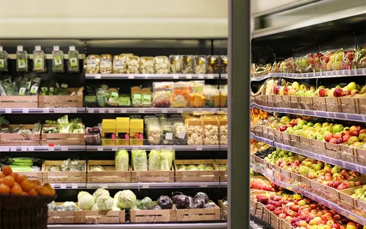 Supermarkt mit verschiedenen Lebensmitteln