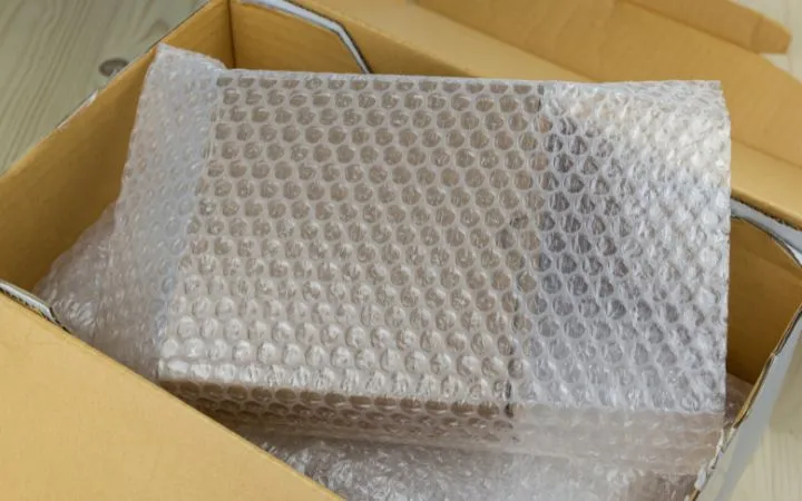 Paket eingewickelt in Luftpolsterfolie Paket eingewickelt in Luftpolsterfolie