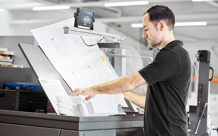 Faltschachteln in der Herstellung bei Labelprint24 Faltschachteln in der Herstellung bei Labelprint24