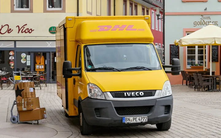 DHL parcel car