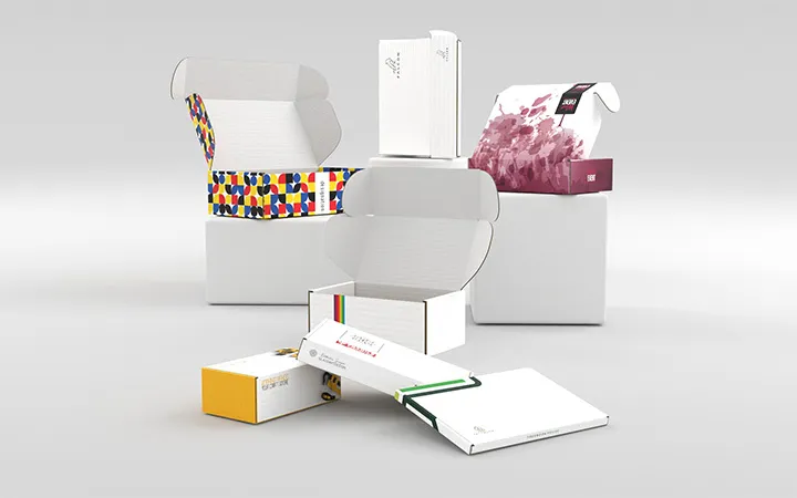 Verschiedene Versandkartons in unterschiedlichen Größen Verschiedene Versandkartons in unterschiedlichen Größen