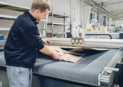 Wellpappe Stanzmaschine in Produktionshalle