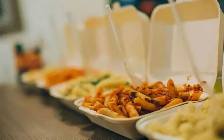 Essen zum Mitnehmen in Polystyrol verpackt Essen zum Mitnehmen in Polystyrol verpackt