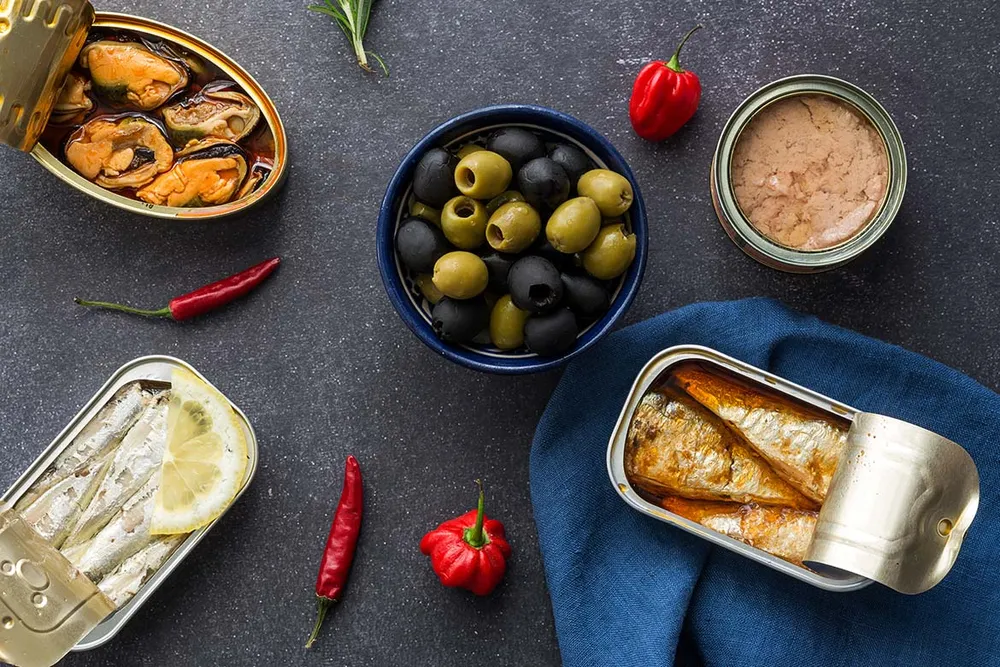 Nassleimetiketten auf Konservendosen