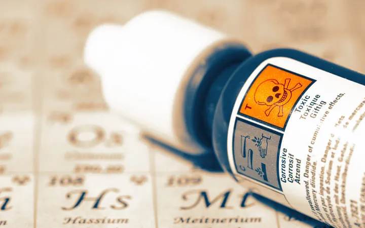 Flasche mit Warnhinweis 