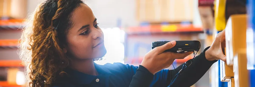 Frau scannt QR Code in der Produktion Frau scannt QR Code in der Produktion