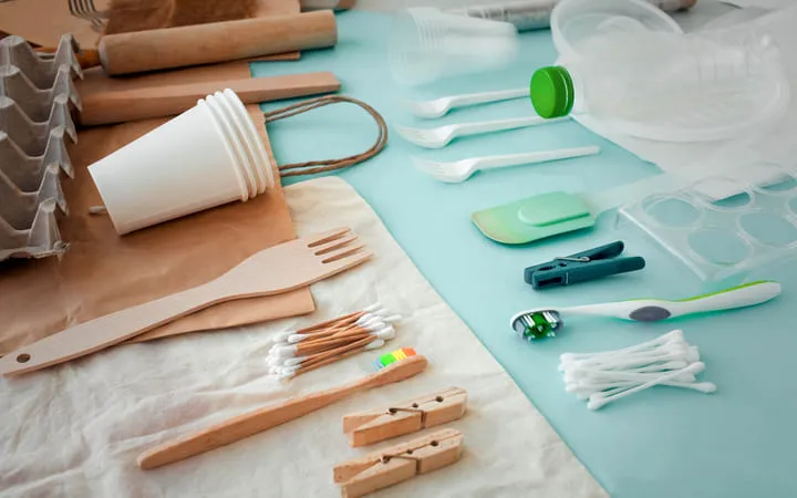 Einwegprodukte aus Plastik vs. aus Pappe und Holz Einwegprodukte aus Plastik vs. aus Pappe und Holz