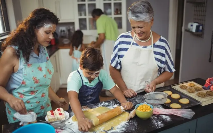 Familie backt mit zusammen 