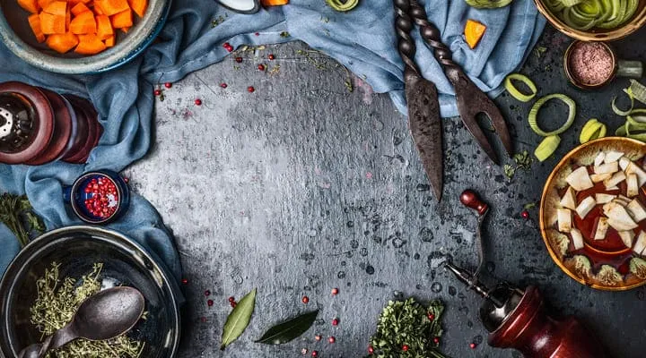 Natürliche Lebensmittel auf rustikale Art dargestellt