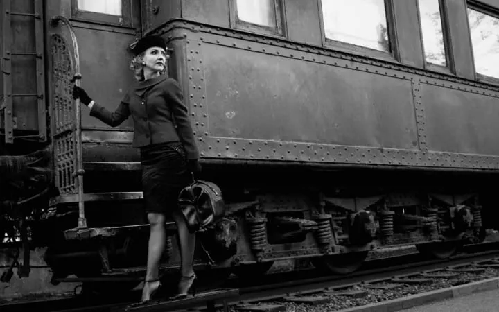 1930er - Frau welche am Bahnsteig steht