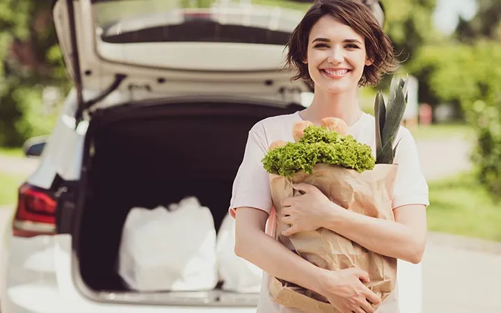 Frau mit einer Tüte natürlicher Lebensmittel in der Hand