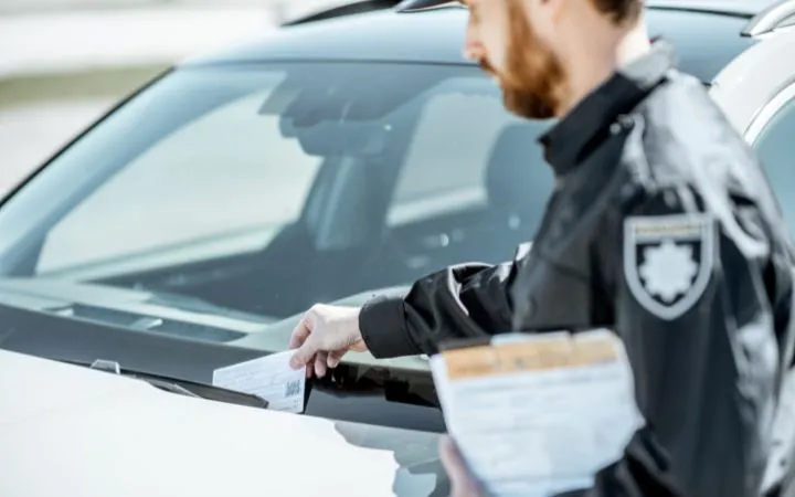 Strafzettel wird ans Auto angebracht - Missachtung TÜV Termin Strafzettel wird ans Auto angebracht - Missachtung TÜV Termin