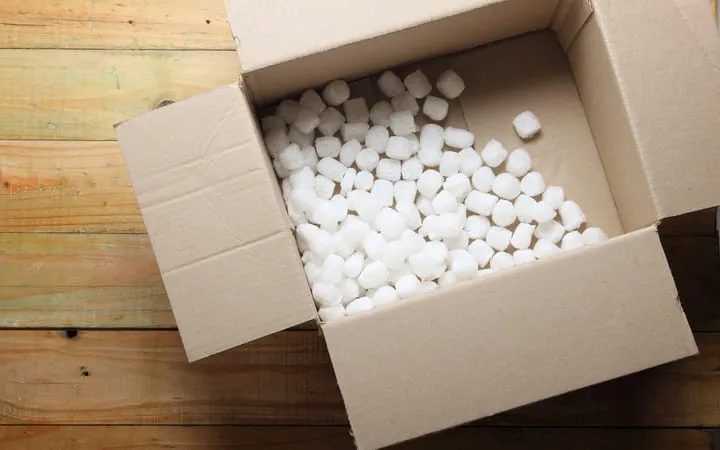 Karton mit Styropor füllen als Schutz des Produktes im Versand Karton mit Styropor füllen als Schutz des Produktes im Versand