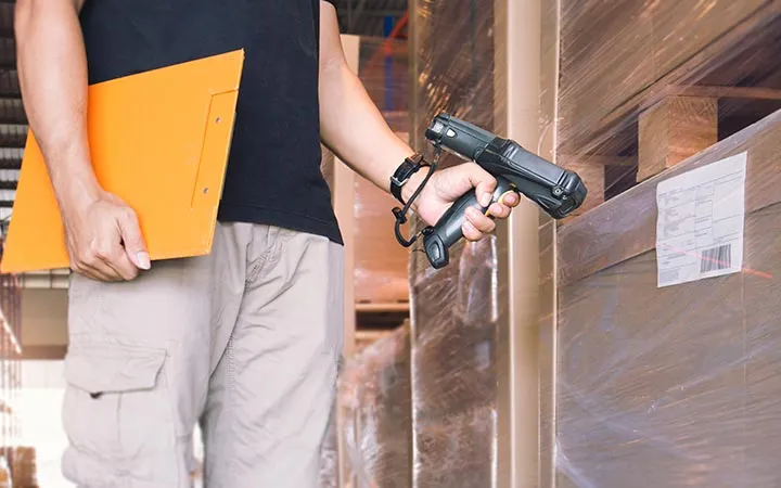 Mann scannt Lageretikett Mann scannt Lageretikett