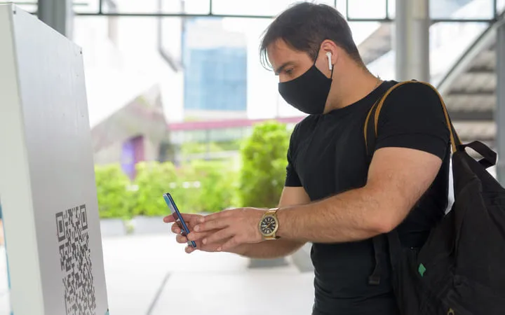 Mann scannt einen QR-Code ein