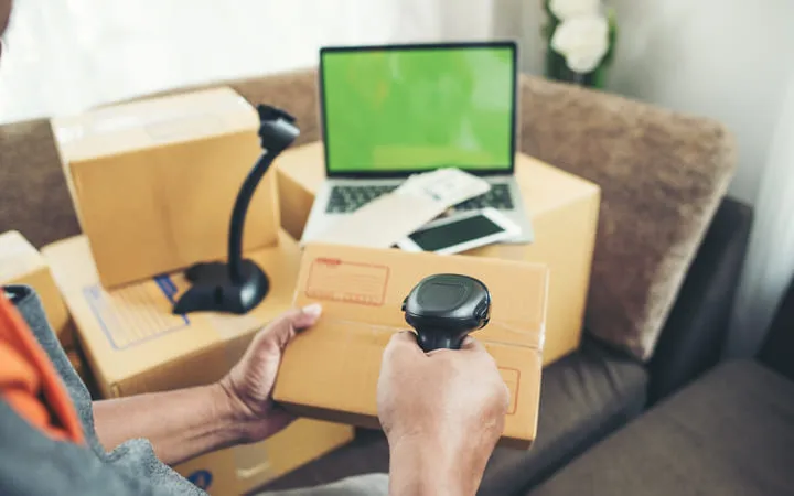 Etiketten werden im Versand eingescannt