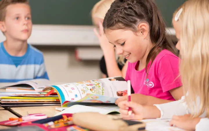 Schüler am lernen mit Lernetiketten