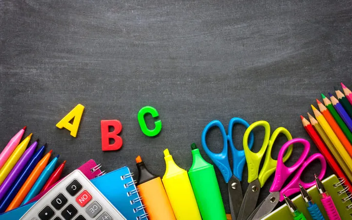 Schulutensilien in verschiedenen Farben