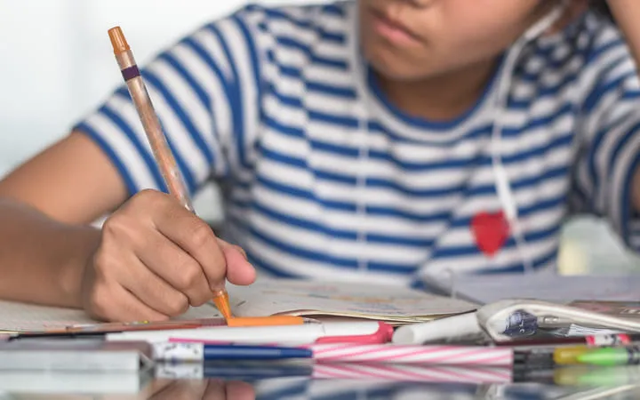 Schüler am Lernen mit Schuletiketten