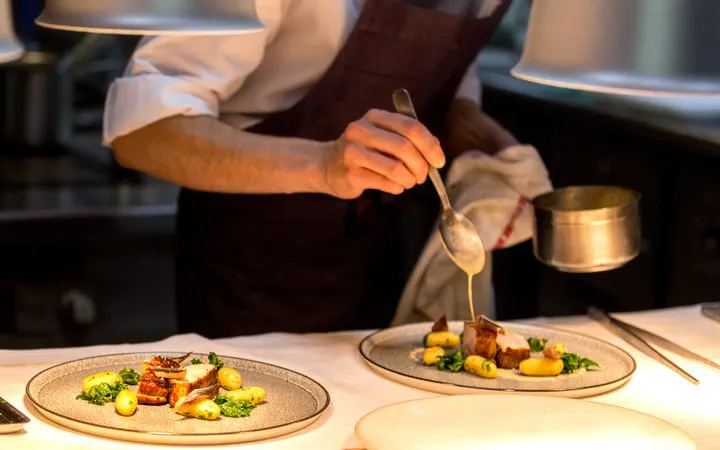 Essen unter Lebensmittelhygienerichtlinien zubereiten Essen unter Lebensmittelhygienerichtlinien zubereiten