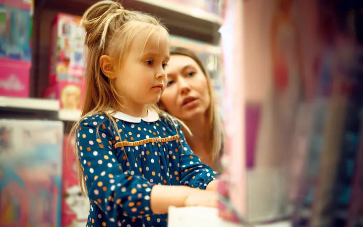 Kind im Spielzeugladen - ansprechenden Spielzeugverpackung Kind im Spielzeugladen - ansprechenden Spielzeugverpackung