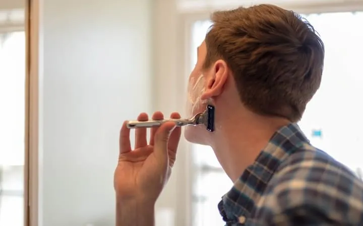 Uomo che si rade - marketing per rasoi