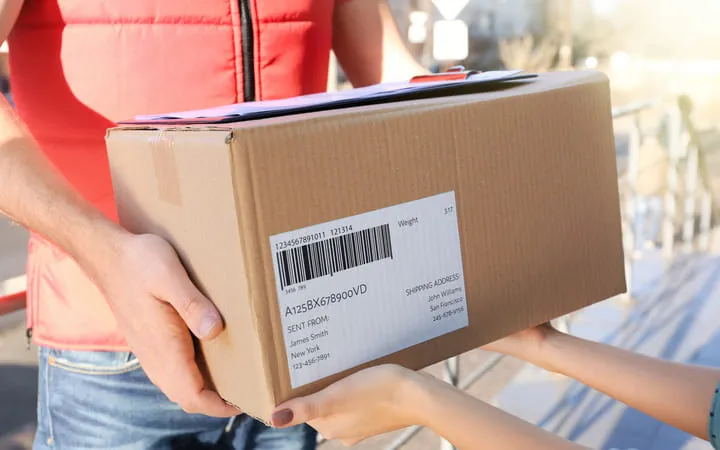 Barcodeetikett auf einem Versandkarton