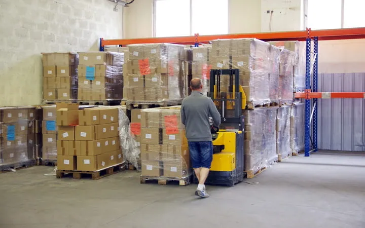 Paletten mit Kartons welche mit Stretchfolie umwickelt sind Paletten mit Kartons welche mit Stretchfolie umwickelt sind