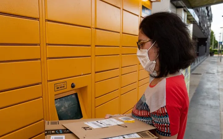 Frau am Pakete abgeben Frau am Pakete abgeben