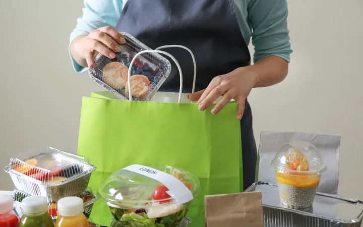 Essen zum Mitnehmen in Plastikverpackungen eingepackt Essen zum Mitnehmen in Plastikverpackungen eingepackt