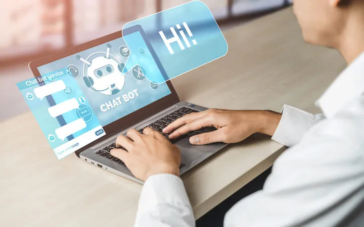 Mensch, der am Laptop mit Chat Bot chattet Mensch, der am Laptop mit Chat Bot chattet