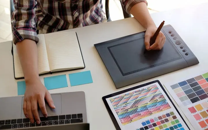 Mensch welcher ein Design mit einem Zeichenpad erstellt Mensch welcher ein Design mit einem Zeichenpad erstellt