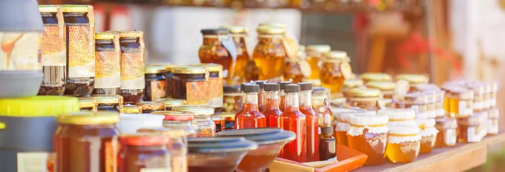 Verschiedene Honigetiketten auf Honiggläsern Verschiedene Honigetiketten auf Honiggläsern