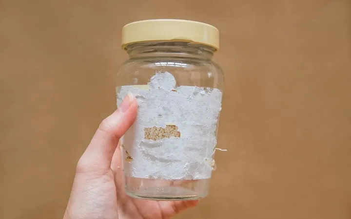 Klebereste auf Marmeladenglas Klebereste auf Marmeladenglas