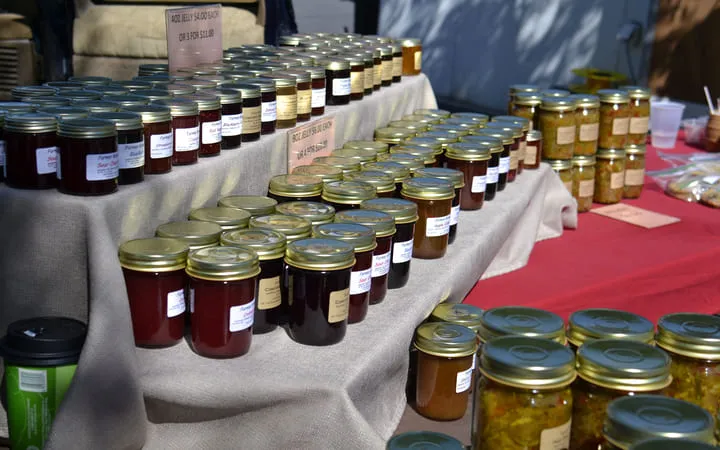Verkauf von Marmeladen mit Etiketten auf dem Markt Verkauf von Marmeladen mit Etiketten auf dem Markt