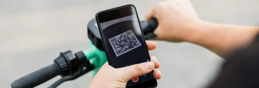 Handyscan eines QR-Codes am E-Roller Handyscan eines QR-Codes am E-Roller